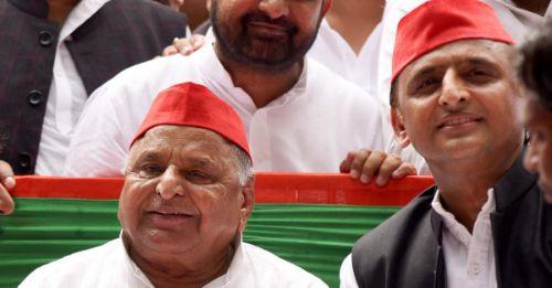 मुलायम ने फिर बदला पाला, शिवपाल के उड़े होश और अखिलेश के संग जाकर खोला ऑफिस का ताला मुलायम ने फिर बदला पाला, शिवपाल के उड़े होश और अखिलेश के संग जाकर खोला ऑफिस का ताला