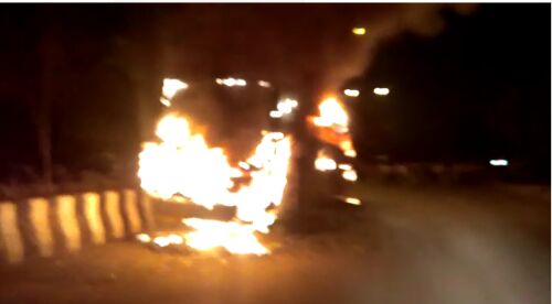 नोएडा: महीनों से खड़ी प्राइवेट बस में लगी भीषण आग, बस जलकर हुई राख, कोई हताहत नही