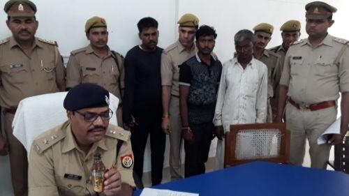 कासगंज पुलिस ने अवैध अंग्रेजी शराब व स्विफ्ट कार समेत 1 अभियुक्त किया गिरफ्तार कासगंज पुलिस ने अवैध अंग्रेजी शराब व स्विफ्ट कार समेत 1 अभियुक्त किया गिरफ्तार