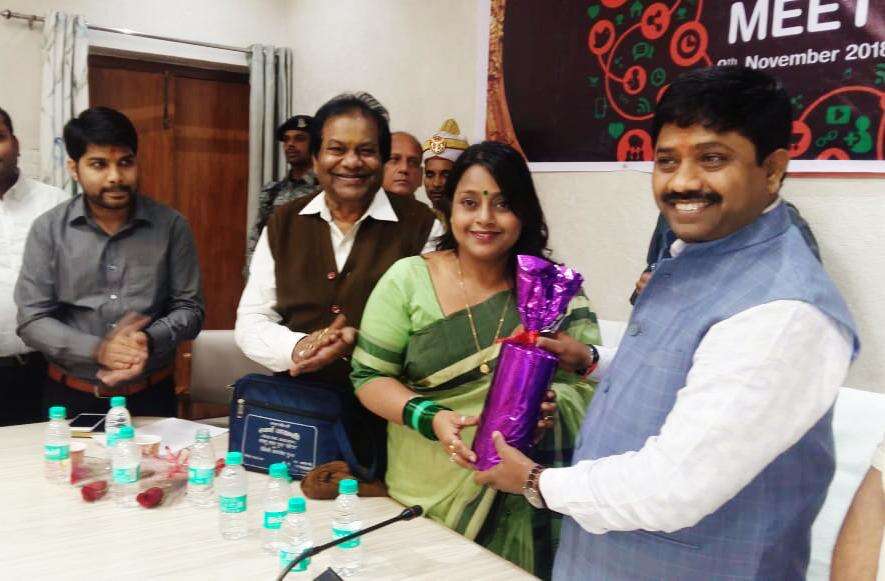 नन्दी ने सोशल मीडिया वारियर्स के संग की बैठक, किया सम्मानित नन्दी ने सोशल मीडिया वारियर्स के संग की बैठक, किया सम्मानित
