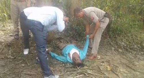 पेड़ से लटकी मिली चौकीदार की लाश, परिजनों का रो रोकर बुरा हाल पेड़ से लटकी मिली चौकीदार की लाश, परिजनों का रो रोकर बुरा हाल