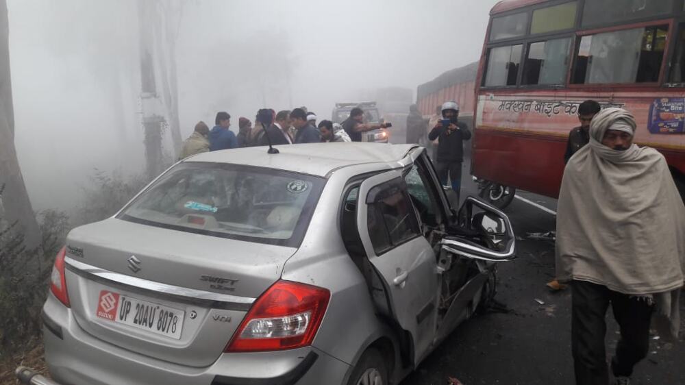 बिजनौर में कोहरे के चलते कई गाड़ियाँ भिड गई बिजनौर में कोहरे के चलते कई गाड़ियाँ भिड गई