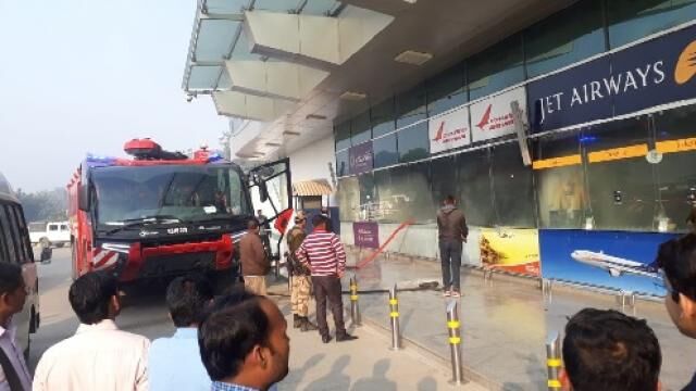 वाराणसी : लाल बहादुर अंतर्राष्ट्रीय हवाईअड्डे परिसर में लगी आग, मची अफरातफरी