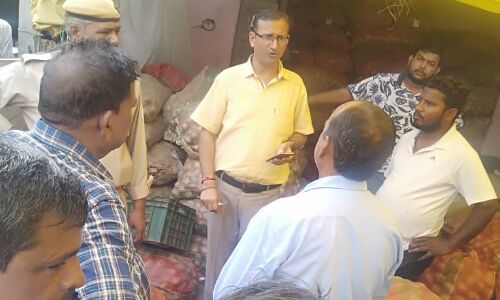 नोएडा: प्याज की कालाबाजारी करने वालों पर प्रशासन सख्त सख्त, सिटी मजिस्ट्रेट ने मारा छापा