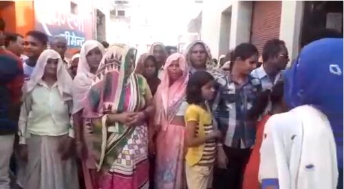 मन्दिर में मूर्ति रखने को लेकर हुए विवाद में दलित समाज के लोगो ने दी धर्म परिवर्तन की करने धमकी, डीएम कार्यालय पहुँचे मन्दिर में मूर्ति रखने को लेकर हुए विवाद में दलित समाज के लोगो ने दी धर्म परिवर्तन की करने धमकी, डीएम कार्यालय पहुँचे