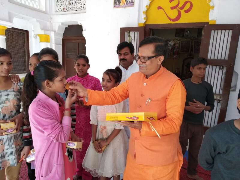 बीजेपी नेता विनीत अग्रवाल शारदा ने परिवार के साथ अनाथालय में मासूमों के साथ बनाई दीवाली बीजेपी नेता विनीत अग्रवाल शारदा ने परिवार के साथ अनाथालय में मासूमों के साथ बनाई दीवाली