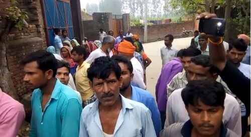 बिजनौर में बनाया महिलाओं को बंधक, मचा हडकम्प बिजनौर में बनाया महिलाओं को बंधक, मचा हडकम्प