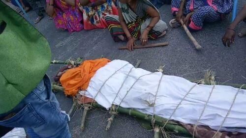 शव दफनाने को लेकर चले लाठी डंडे, पुलिस और प्रसाशन परेशान, लोंगों ने किया रोड जाम शव दफनाने को लेकर चले लाठी डंडे, पुलिस और प्रसाशन परेशान, लोंगों ने किया रोड जाम
