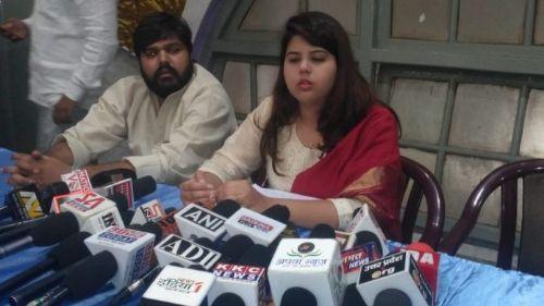 पंखुड़ी पाठक ने कहा, अलीगढ़ में हमलावर मेरी हत्या करना चाह रहे थे, पुलिस मूकदर्शक बनी तमाशा देख रही थी पंखुड़ी पाठक ने कहा, अलीगढ़ में हमलावर मेरी हत्या करना चाह रहे थे, पुलिस मूकदर्शक बनी तमाशा देख रही थी