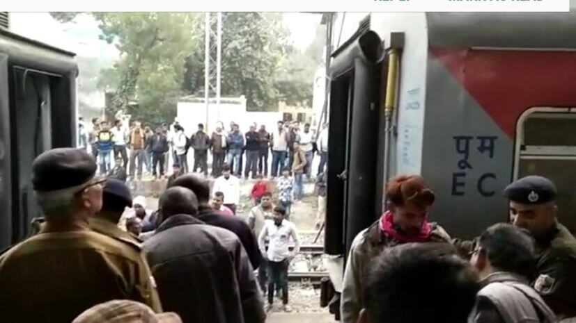 बरौनी से चलकर नई दिल्ली जा रही वैशाली एक्सप्रेस दो बार दो हिस्सों में बंटी, आधे यात्री रास्ते में और आधे पहुंचे स्टेशन, फिर मचा हडकम्प बरौनी से चलकर नई दिल्ली जा रही वैशाली एक्सप्रेस दो बार दो हिस्सों में बंटी, आधे यात्री रास्ते में और आधे पहुंचे स्टेशन, फिर मचा हडकम्प