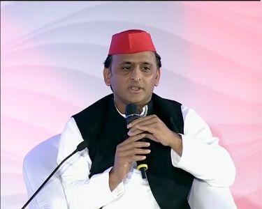 शिखर समागम में अखिलेश ने कही बड़ी बात, में पिछड़ा था इसलिए बीजेपी ने धुलवाया था आवास शिखर समागम में अखिलेश ने कही बड़ी बात, में पिछड़ा था इसलिए बीजेपी ने धुलवाया था आवास