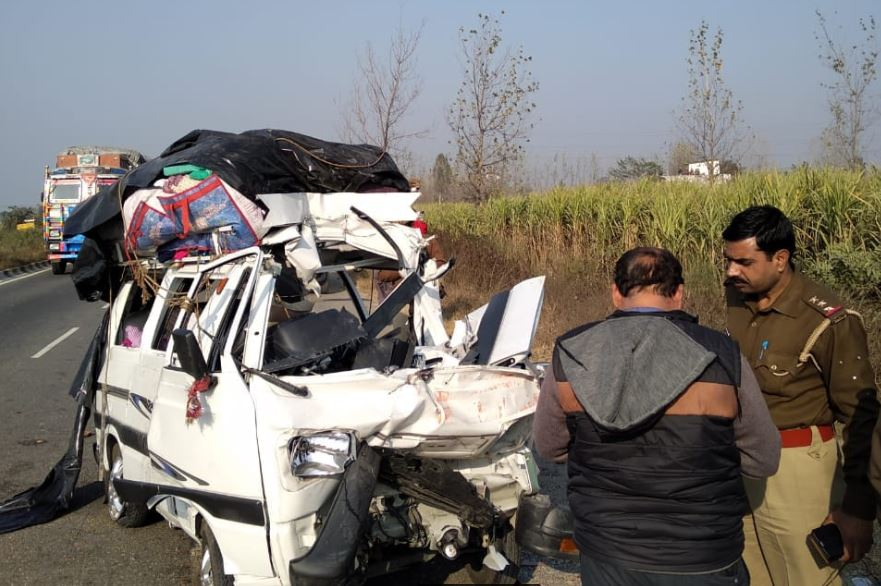 बरेली में दर्दनाक हादसा, तेज रफ़्तार कार ट्रक में जा घुसी एक ही परिवार के 4 लोगों की मौत, 5 घायल