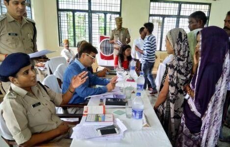 डीएम ने पकड़े फर्जी पत्रकार, सूचना अधिकारी ने लिखाया मुकदमा डीएम ने पकड़े फर्जी पत्रकार, सूचना अधिकारी ने लिखाया मुकदमा