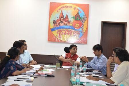 शहर एवं कुंभ मेला क्षेत्र के सौन्दर्यीकरण के कार्यो की मण्डलायुक्त ने की कड़ी समीक्षा शहर एवं कुंभ मेला क्षेत्र के सौन्दर्यीकरण के कार्यो की मण्डलायुक्त ने की कड़ी समीक्षा