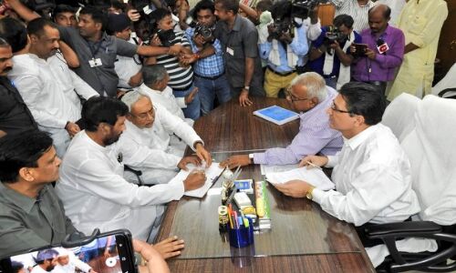 एनडीए के उम्मीदवार रामविलास पासवान ने राज्यसभा के लिए किया नामांकन एनडीए के उम्मीदवार रामविलास पासवान ने राज्यसभा के लिए किया नामांकन