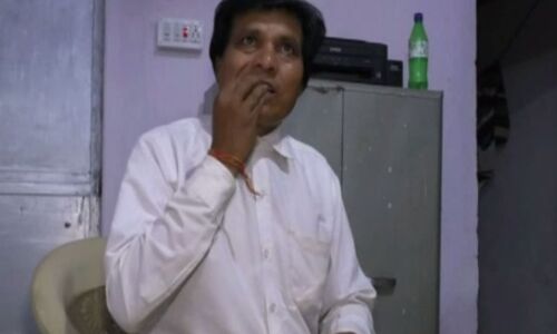 इस आदमी की रोज की खुराक है 1 किलो कांच