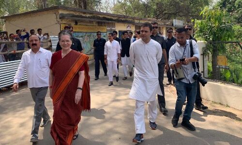 सोनिया ने रायबरेली से पांचवीं बार पर्चा भरा, नामांकन के बाद बोलीं सोनिया- अजेय नहीं हैं मोदी, 2004 के नतीजे याद रखें सोनिया ने रायबरेली से पांचवीं बार पर्चा भरा, नामांकन के बाद बोलीं सोनिया- अजेय नहीं हैं मोदी, 2004 के नतीजे याद रखें