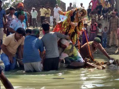 प्रधान की सूझबूझ से बची बच्चे की जान, विसर्जन के दौरान डूबने लगा था बच्चा