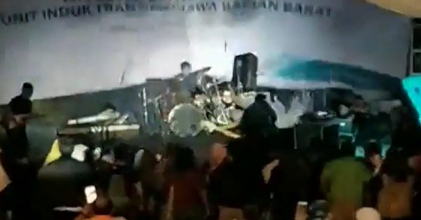 इंडोनेशिया में सुनामी का कहर, Live परफॉर्मेंस दे रहे पॉप बैंड को बहा ले गईं लहरें - देखिए होश उड़ने वाला VIDEO