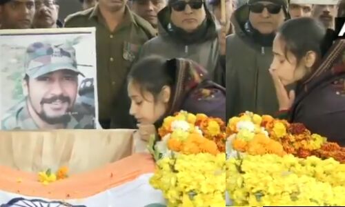 शहीद मेजर विभूति की पत्नी ने पति को चूमा, I Love You बोल दी अंतिम विदाई - VIDEO देखकर आंसू नहीं रोक पाएंगे शहीद मेजर विभूति की पत्नी ने पति को चूमा, I Love You बोल दी अंतिम विदाई - VIDEO देखकर आंसू नहीं रोक पाएंगे