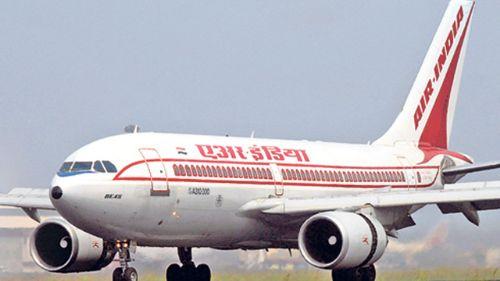 मुंबई में प्लेन से नीचे गिर पड़ी एयर इंडिया की एयर होस्टेस, गंभीर घायल! मुंबई में प्लेन से नीचे गिर पड़ी एयर इंडिया की एयर होस्टेस, गंभीर घायल!