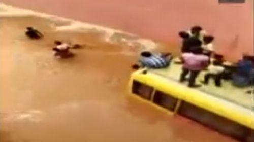 VIRAL VIDEO : पानी से भरे अंडरपास में डूबी स्कूली बस, छत पर फंसे बच्चों की ऐसी बची जान VIRAL VIDEO : पानी से भरे अंडरपास में डूबी स्कूली बस, छत पर फंसे बच्चों की ऐसी बची जान