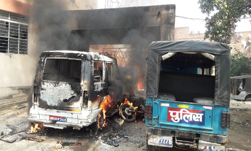 कैमूर में युवती की हत्या से गुस्साई भीड़ ने थाने में लगाई आग, पुलिस की गाड़ियां फूंकी कैमूर में युवती की हत्या से गुस्साई भीड़ ने थाने में लगाई आग, पुलिस की गाड़ियां फूंकी