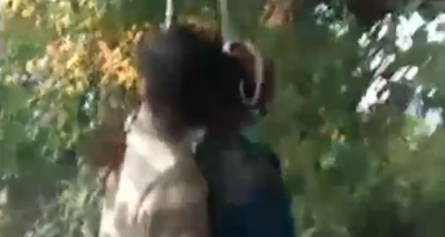 पेड़ पर लटका मिला प्रेमी युगल का शव, क्षेत्र में फैली सनसनी पेड़ पर लटका मिला प्रेमी युगल का शव, क्षेत्र में फैली सनसनी