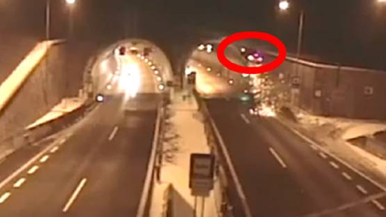 ड्राइवर को आई नींद तो हवा में 20 फीट तक उड़ी BMW, देखिए- होश उड़ाने वाला VIDEO ड्राइवर को आई नींद तो हवा में 20 फीट तक उड़ी BMW, देखिए- होश उड़ाने वाला VIDEO