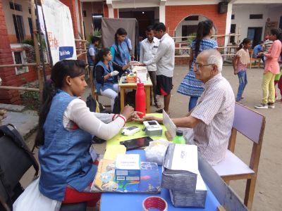 गाजियाबाद : लव केयर फाउंडेशन ने कौशाम्बी में किया स्वास्थ्य जांच शिविर का आयोजन