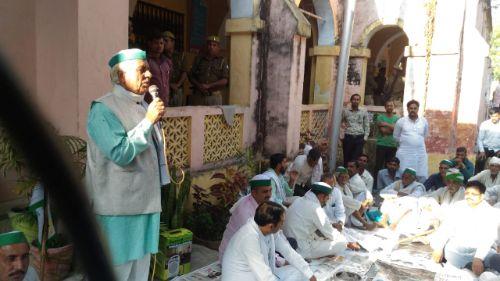 किसानों ने जिलाधिकारी कार्यालय का किया घेराव किसानों ने जिलाधिकारी कार्यालय का किया घेराव