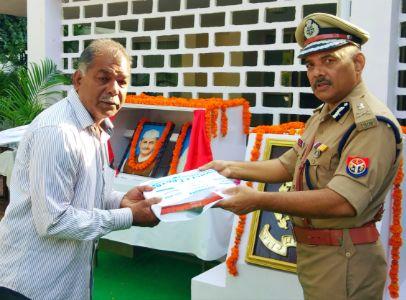 एडीजी प्रेम प्रकाश ने गांधी जयंती पर कर्मचारियों को बांटे कपड़े एडीजी प्रेम प्रकाश ने गांधी जयंती पर कर्मचारियों को बांटे कपड़े
