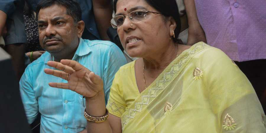 मुजफ्फरपुर बालिका कांड: फरार पूर्व मंत्री मंजू वर्मा को JDU ने दिया बड़ा झटका! मुजफ्फरपुर बालिका कांड: फरार पूर्व मंत्री मंजू वर्मा को JDU ने दिया बड़ा झटका!