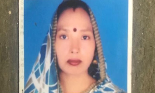 दिल्ली : मामूली कहासुनी में पड़ोसी ने महिला को चाकुओं से गोदकर मार डाला, पति और बेटा घायल