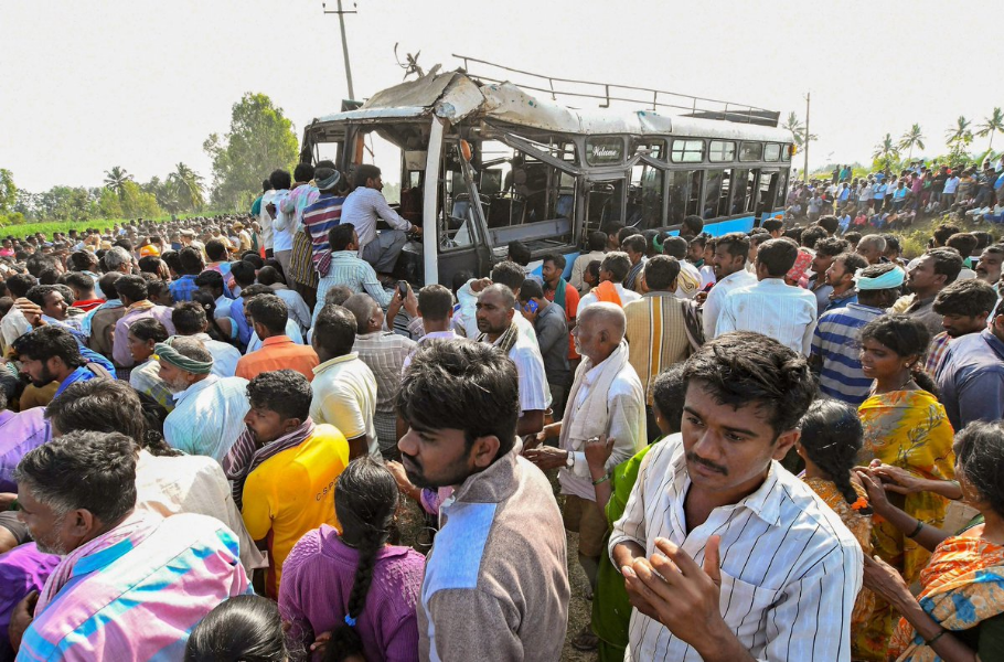 कर्नाटक में भीषण हादसा, मांडया में तेज रफ्तार बस नहर में गिरी, 30 लोगों की मौत
