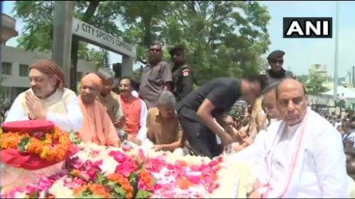 हरिद्वार में अटल जी की अस्थि कलश यात्रा शुरू, परिजनों के साथ शाह-राजनाथ मौजूद हरिद्वार में अटल जी की अस्थि कलश यात्रा शुरू, परिजनों के साथ शाह-राजनाथ मौजूद