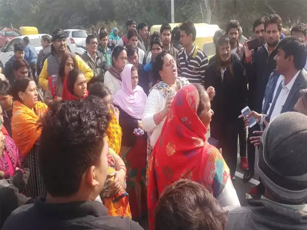 नोएडा में पार्क में नमाज के बाद अब भागवत कथा भी रोकी, बिना अनुमति धार्मिक आयोजन पर सख्ती जारी