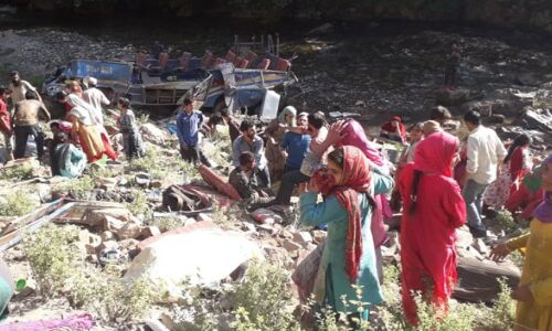 जम्मू-कश्मीर में बड़ा हादसा : किस्तवाड़ में खाई में गिरी बस 33 की मौत 22 घायल