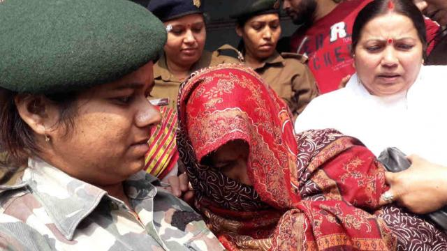 मुजफ्फपुर बालिका गृह कांड : पूर्व मंत्री मंजू वर्मा ने किया सरेंडर, कोर्ट में हुईं बेहोश मुजफ्फपुर बालिका गृह कांड : पूर्व मंत्री मंजू वर्मा ने किया सरेंडर, कोर्ट में हुईं बेहोश