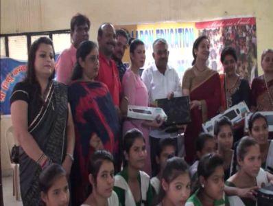 सहारनपुर : श्री हिन्दू कन्या विद्यालय इण्टर कॉलेज को दिए गए 5 कंप्यूटर