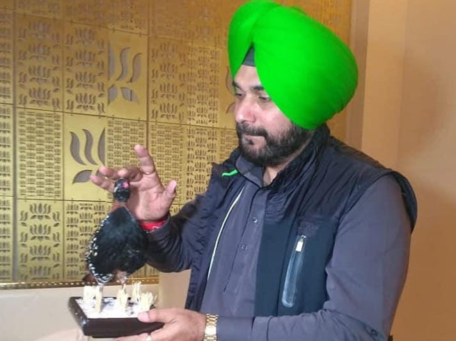 कैप्टन अमरिंदर को सिद्धू के दिए तोहफे पर बढ़ा विवाद, शिकायत दर्ज कैप्टन अमरिंदर को सिद्धू के दिए तोहफे पर बढ़ा विवाद, शिकायत दर्ज