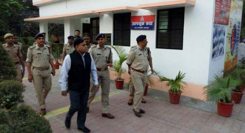 यूपी : डीजीपी को नहीं पहचान पाए चौकी इंचार्ज और दारोगा, एसएसपी नोएडा ने किया निलंबित यूपी : डीजीपी को नहीं पहचान पाए चौकी इंचार्ज और दारोगा, एसएसपी नोएडा ने किया निलंबित