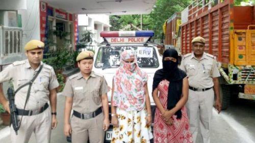 दिल्ली पुलिस की गिरफ्त में खड़ी दोनों महिलाओं के कारनामे जानकर चौंक जाएंगे!