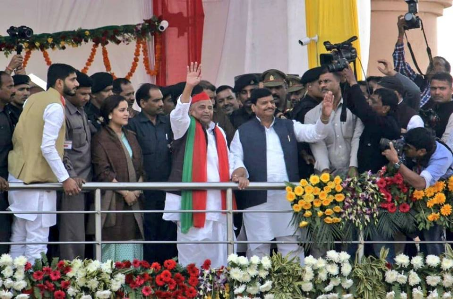मुलायम सिंह शिवपाल के मंच जब कही यह बात शिवपाल के होश उड़ गए.