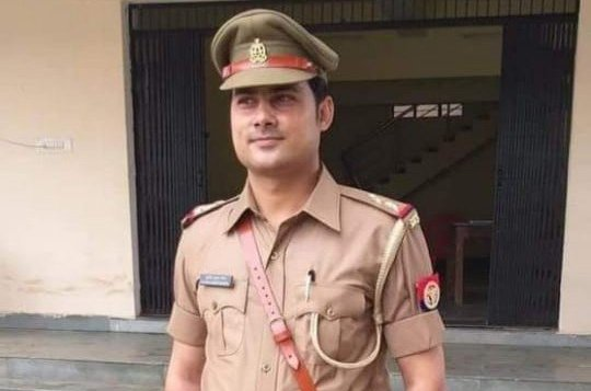 यूपी : चौकी प्रभारी ने सर्विस रिवॉल्वर से गोली मारकर की आत्महत्या यूपी : चौकी प्रभारी ने सर्विस रिवॉल्वर से गोली मारकर की आत्महत्या