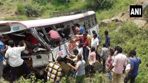 तेलंगाना में भीषण हादसा, खाई में गिरी बस, 52 की मौत तेलंगाना में भीषण हादसा, खाई में गिरी बस, 52 की मौत