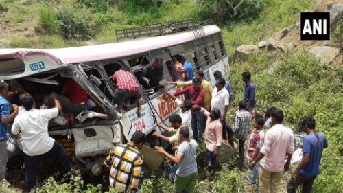 तेलंगाना में भीषण हादसा, खाई में गिरी बस, 52 की मौत