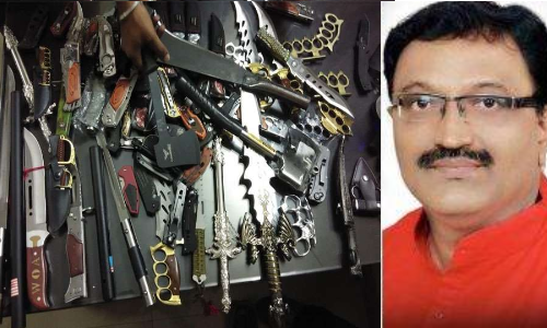 बीजेपी नेता की दुकान से हथियारों का जखीरा बरामद, देखकर पुलिस के उड़े होश! बीजेपी नेता की दुकान से हथियारों का जखीरा बरामद, देखकर पुलिस के उड़े होश!