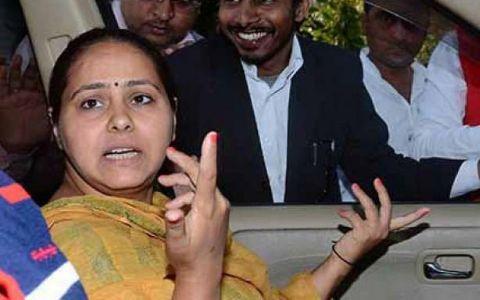 तेजस्वी और तेजप्रताप को लेकर मीसा भारती ने दिया बड़ा बयान, फिर देनी पड़ी सफाई! तेजस्वी और तेजप्रताप को लेकर मीसा भारती ने दिया बड़ा बयान, फिर देनी पड़ी सफाई!