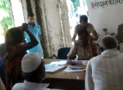 थाने में मसाज करवाते दरोगा का वीडियो वायरल, फिर हुए सस्पेंड थाने में मसाज करवाते दरोगा का वीडियो वायरल, फिर हुए सस्पेंड